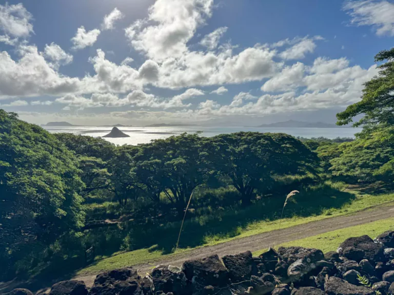 Scenic view of Kāneʻohe Bay with Chinaman’s Hat (Mokoliʻi) islet rising from the turquoise water, backed by the lush Koʻolau Mountain Range on Oʻahu’s windward coast.