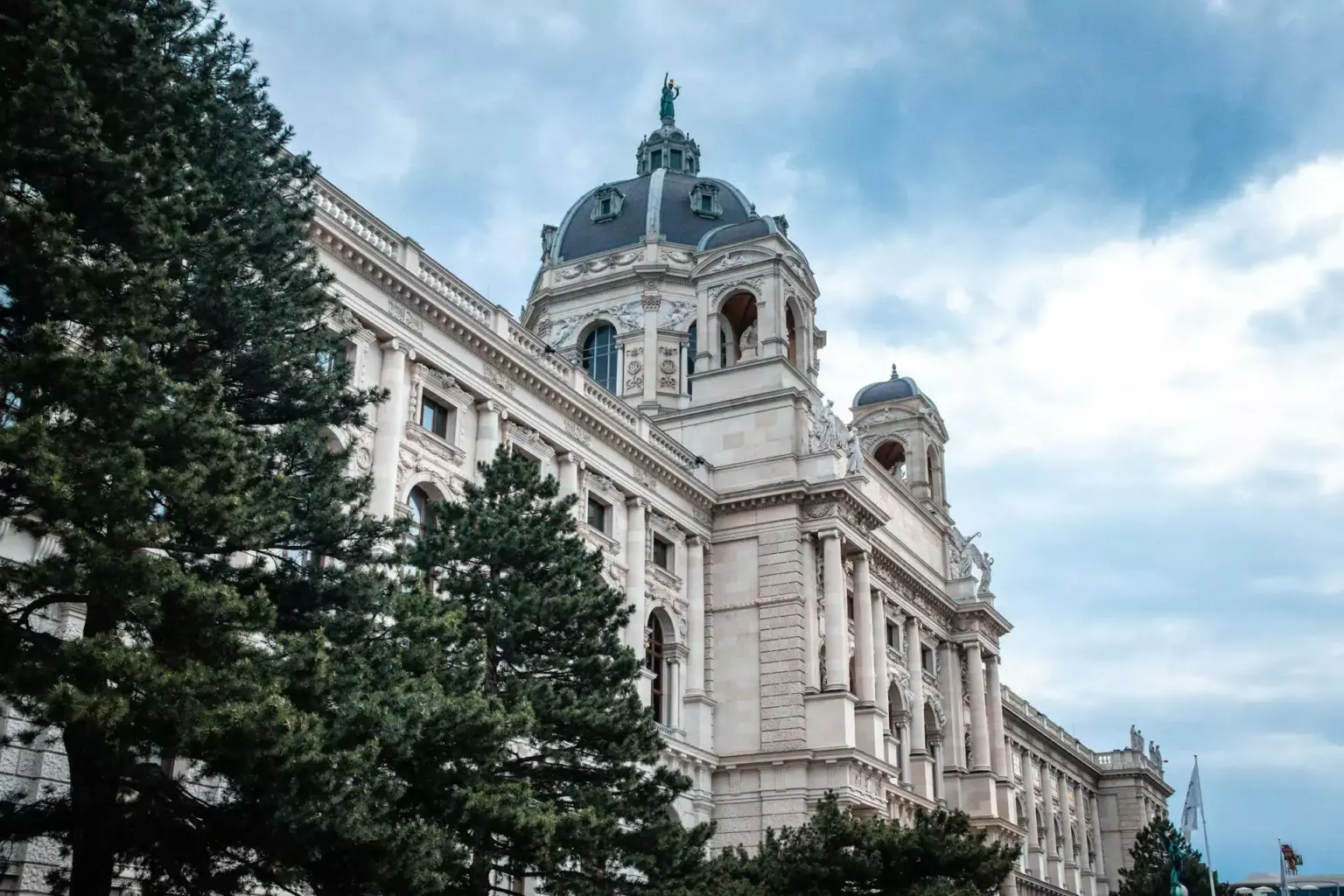 Kunsthistorisches Museum in Vienna, Austria, with its grand Renaissance Revival architecture, large central dome, and ornate façade, housing one of the world’s most important fine art collections.