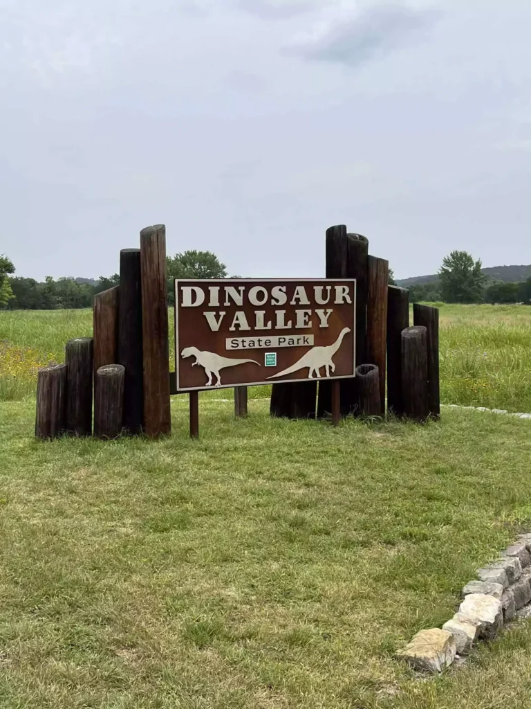 dinosaur valley state park entrance sign