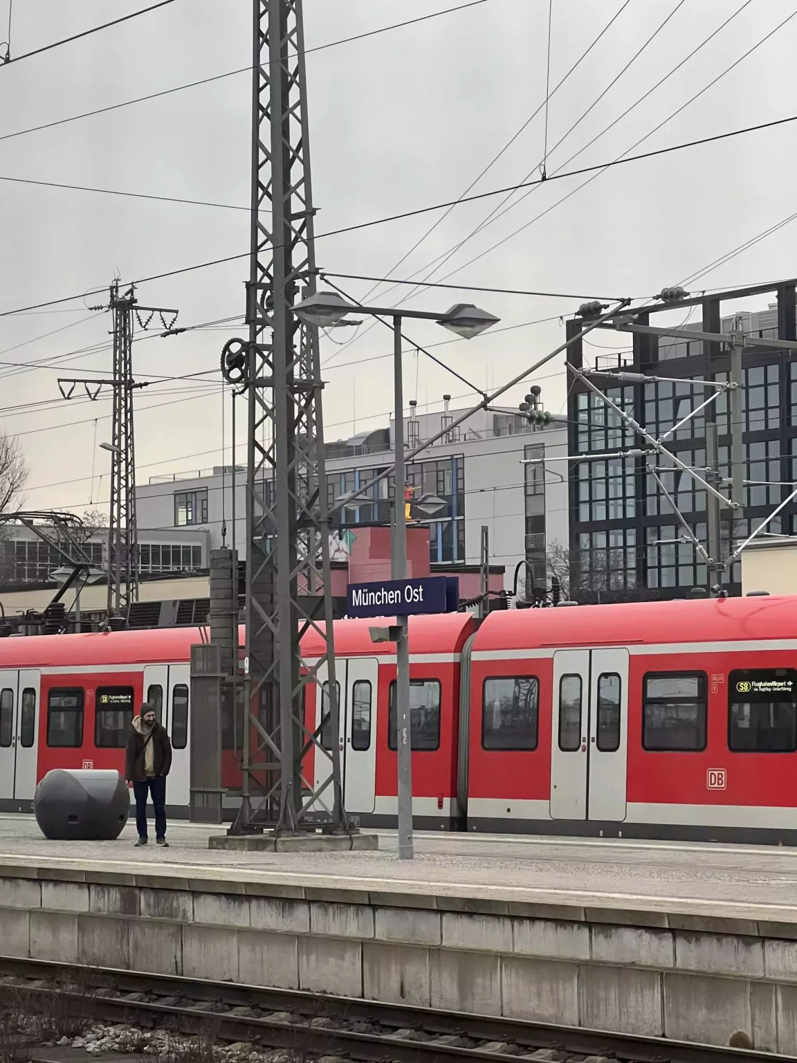 Bright red regional train at München Hauptbahnhof, Munich’s central station.