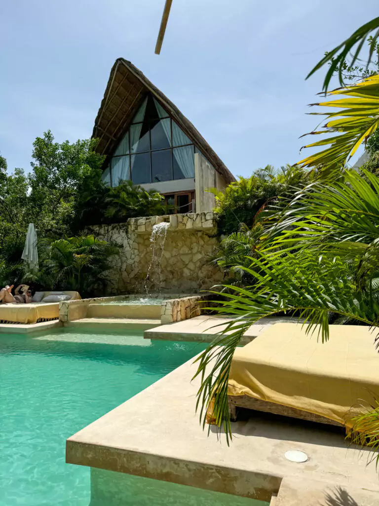 The pool on the garden side