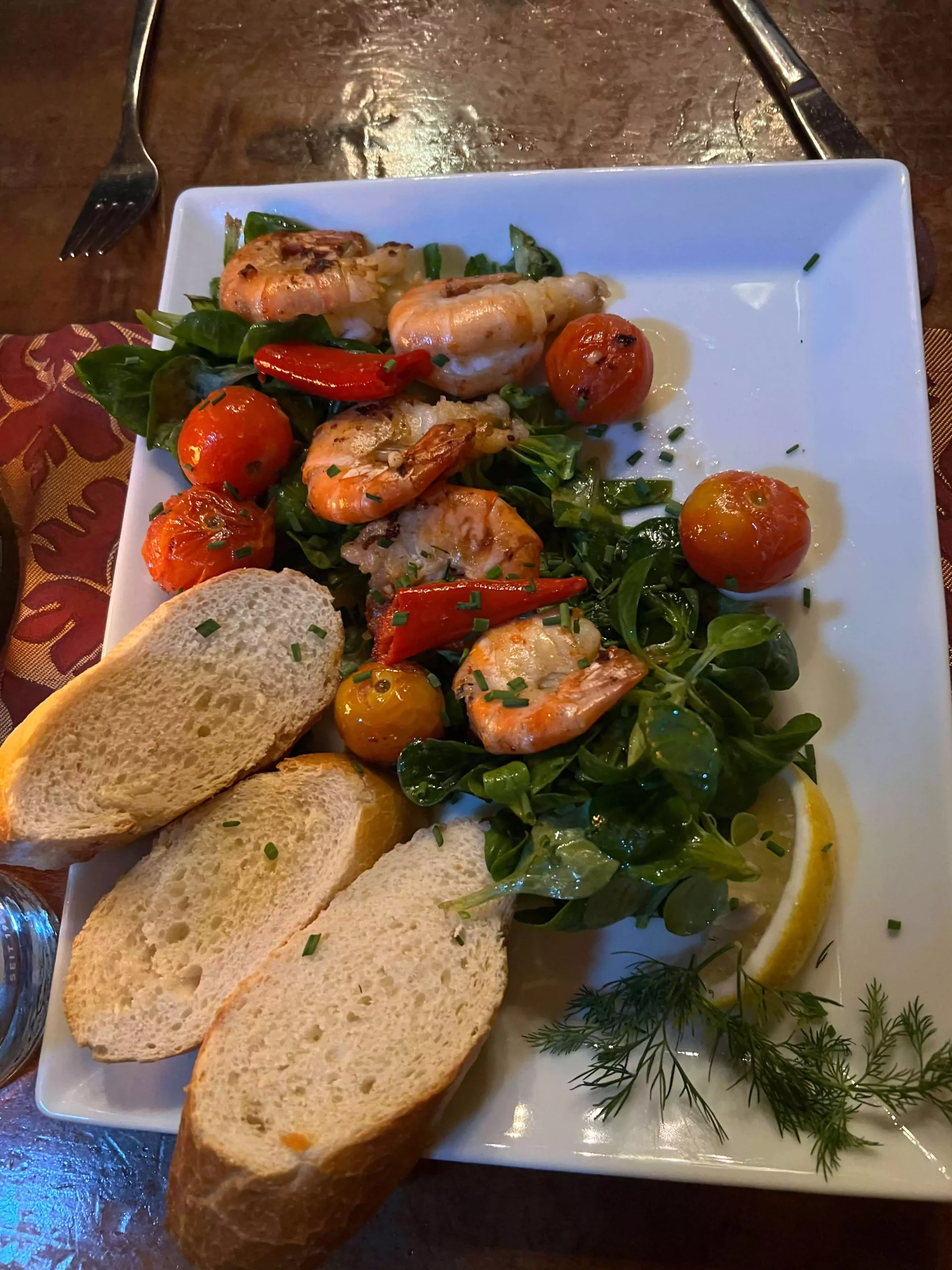 Shrimp and tomato appetizer served at Im Keller in Nuremberg, Germany, featuring toasted bread topped with marinated shrimp, diced tomatoes, herbs, and a drizzle of olive oil for a flavorful starter.