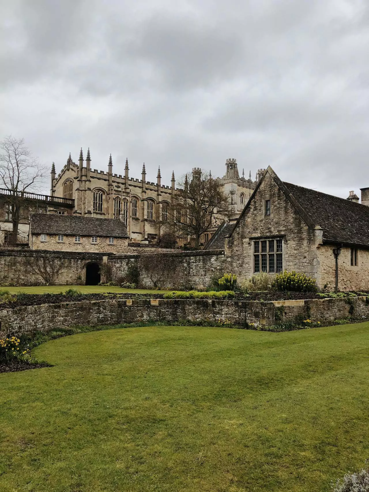 Grand staircase and Great Hall at Christ Church College in Oxford, England, which inspired and appeared in Hogwarts scenes, including the student welcome in Philosopher’s Stone.