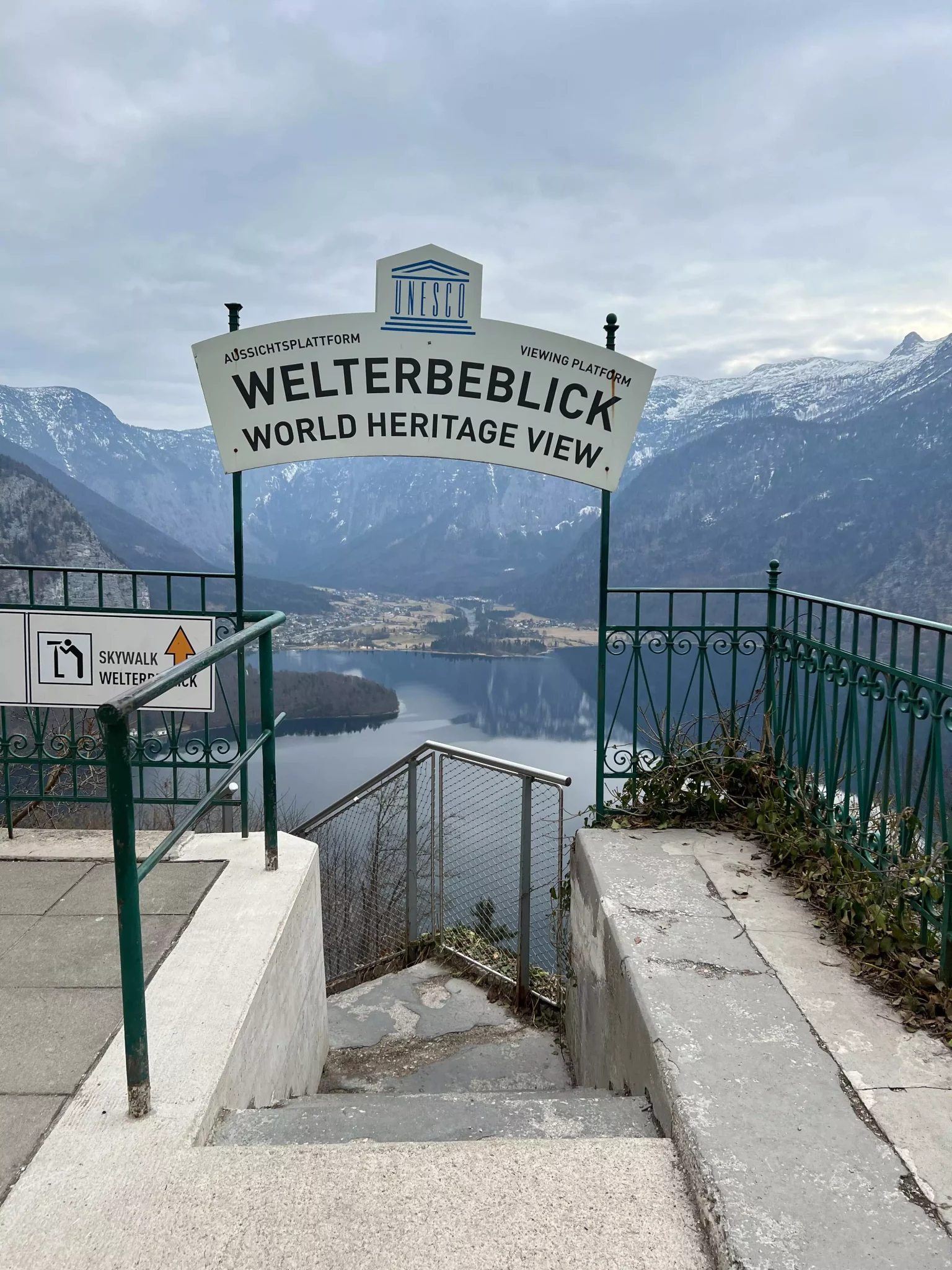 The “Welterbeblick” sign at Salzwelten in Hallstatt marks the entrance to the World Heritage Viewpoint. Set against alpine scenery, the sign welcomes visitors to one of Austria’s most breathtaking panoramic overlooks.